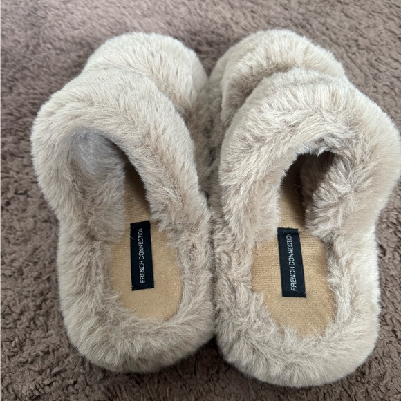 2 FOR $20 French Connection Slippers Open Toe Beige Faux Fur Size 8 9 NEW - Picture 2 of 5